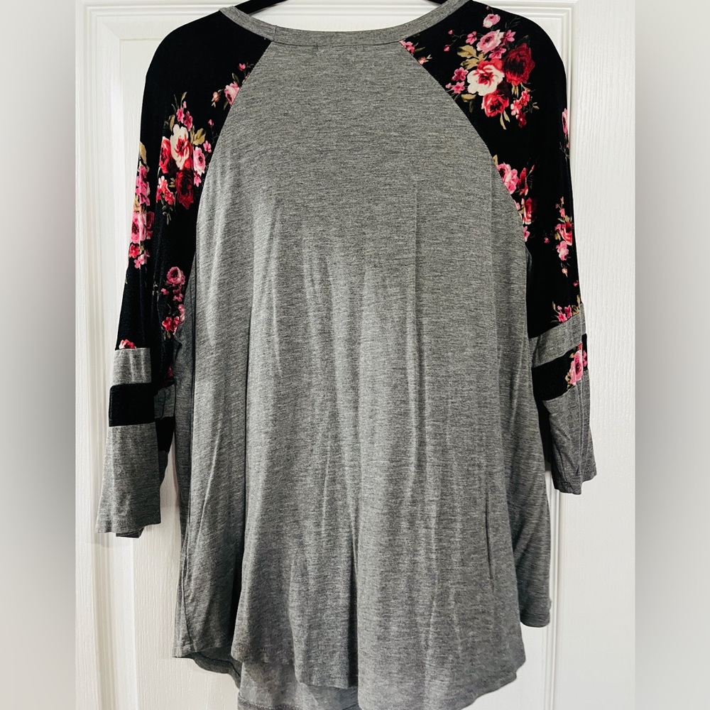 Maurice’s Casual mid length sleeve floral shirt - Picture 5 of 7